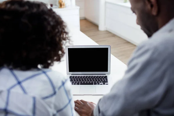 Koppel met behulp van laptop thuis — Stockfoto