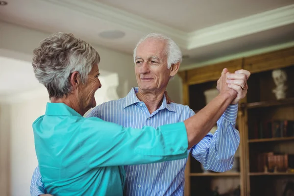 Äldre par dansar tillsammans — Stockfoto