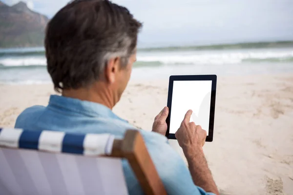 Ο άνθρωπος χρησιμοποιώντας ψηφιακό tablet στην παραλία — Φωτογραφία Αρχείου
