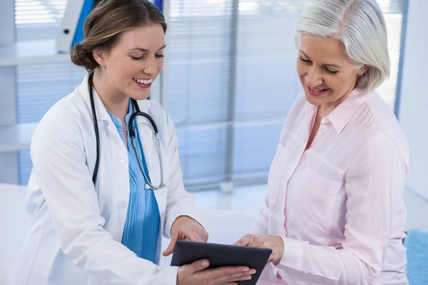 Лікар обговорює з пацієнтом через планшет — стокове фото