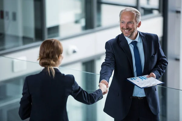 Affärsman som skakar hand med hans kollega — Stockfoto