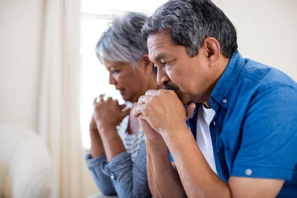 Verkrampte senior paar in woonkamer — Stockfoto