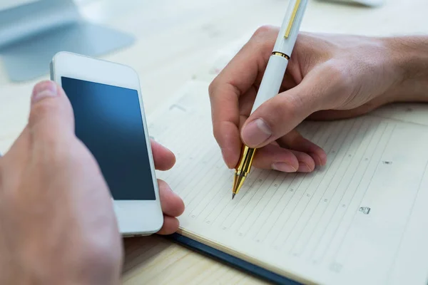 Escritura ejecutiva de negocios en diario — Foto de Stock