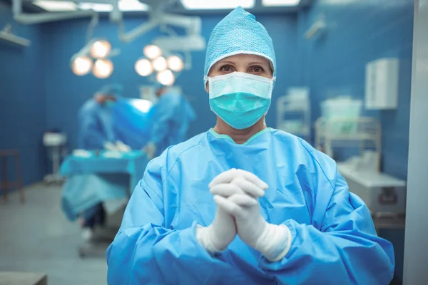 Female surgeon praying in operation theater — Stock Photo, Image