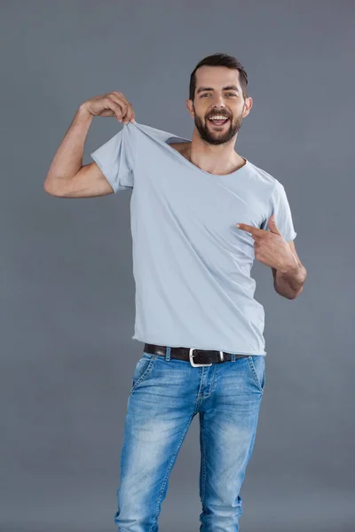 Homem alegre posando em camiseta cinza — Fotografia de Stock