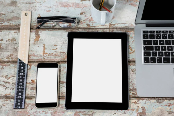 Laptop, tablet, smartphone, bril en liniaal — Stockfoto