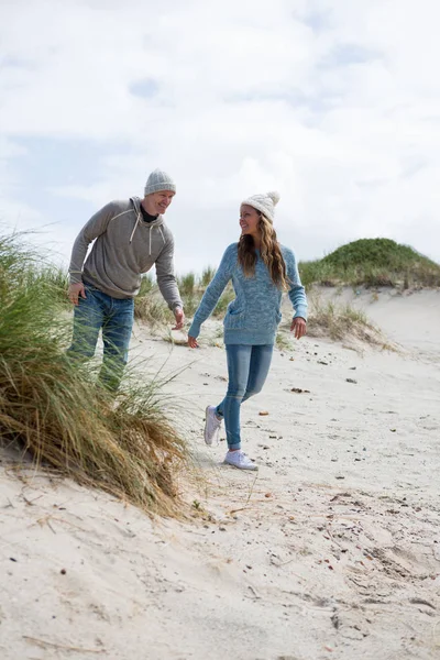 Ältere Paare genießen am Strand — Stockfoto