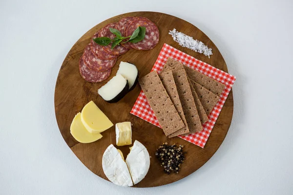 Queso con salami, galletas saladas, especias y sal marina —  Fotos de Stock