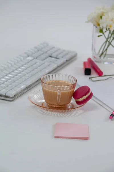 Tasse Tee mit einer französischen Makrone — Stockfoto