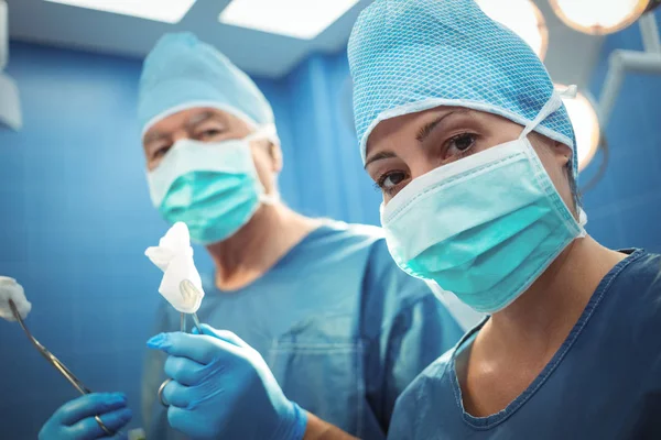 Wykonywanie operacji w teatrze operacji Chirurdzy — Zdjęcie stockowe