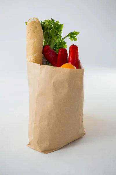 Фрукты и овощи в коричневой сумке — стоковое фото