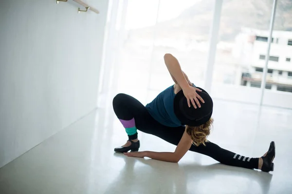 Danseuse pratiquant la danse — Photo