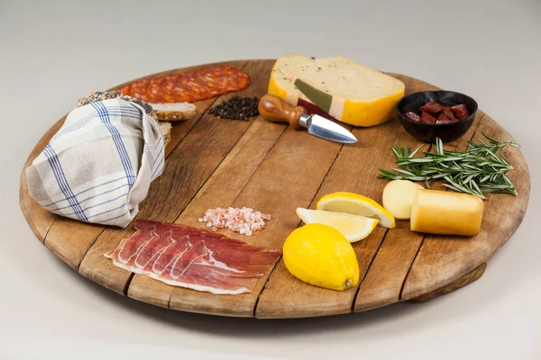 Ost, skinka och bröd med olika ingredienser — Stockfoto