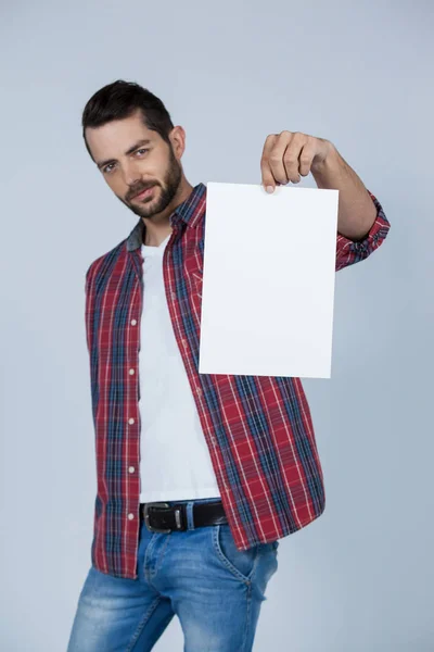 Homem confiante segurando um cartaz em branco — Fotografia de Stock