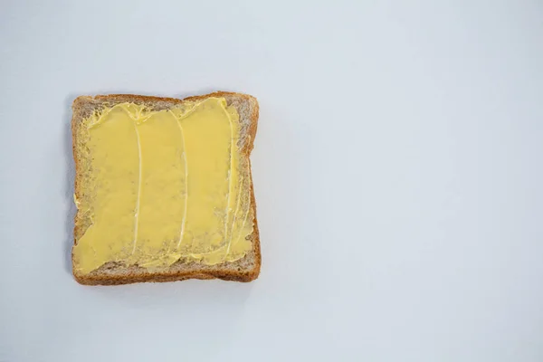 Masło, rozprzestrzenił się na kawałek chleba — Zdjęcie stockowe