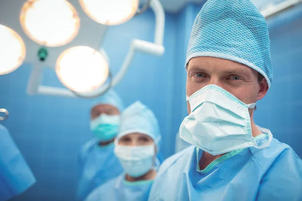 Mužské chirurg nosit chirurgickou masku — Stock fotografie