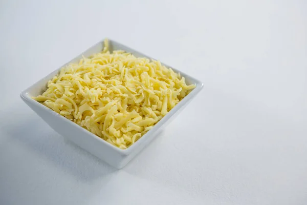 Kom met geraspte kaas — Stockfoto