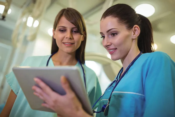 Female surgeon using digital tablet — Stock Photo, Image