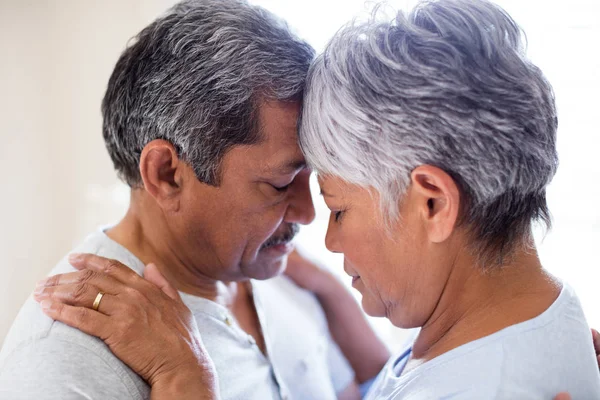 Romantiska par embracing ansikte mot ansikte — Stockfoto