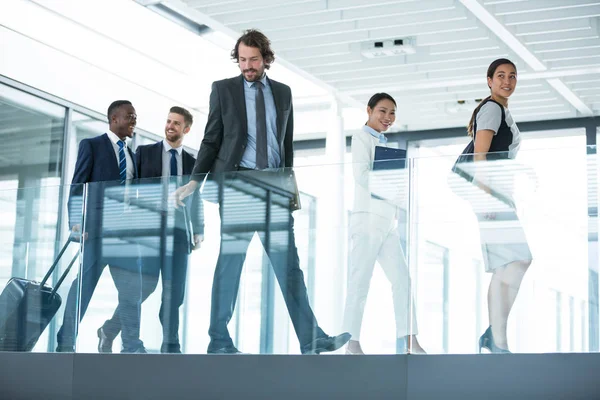 Zakenmensen wandelen in office — Stockfoto