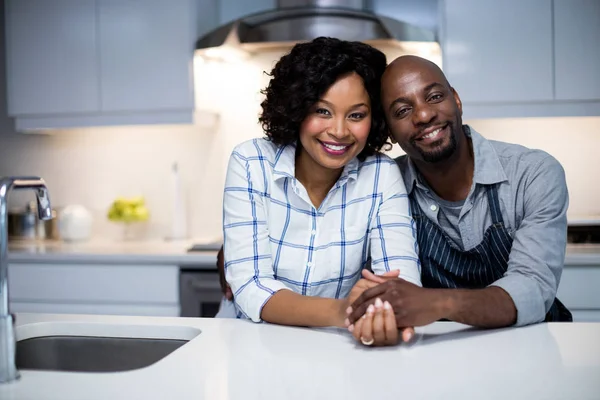 Пара обнимаются на кухне — стоковое фото