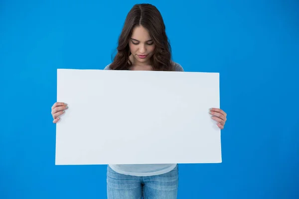 Mulher segurando um cartaz em branco — Fotografia de Stock