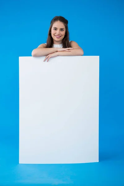 Mujer sosteniendo un cartel en blanco — Foto de Stock