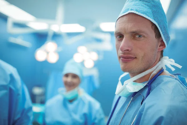 Male surgeon in operation theater — Stock Photo, Image