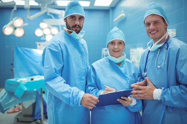 Mannelijke en vrouwelijke chirurg bespreken — Stockfoto
