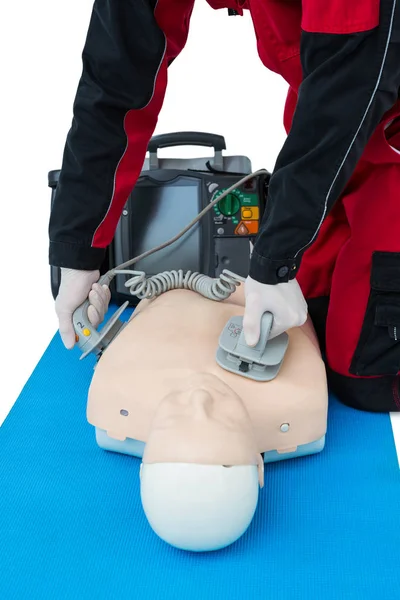 Paramedicus oefenen reanimatie op dummy — Stockfoto