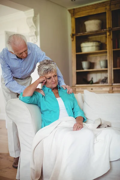 Senior man tröstande senior kvinna — Stockfoto