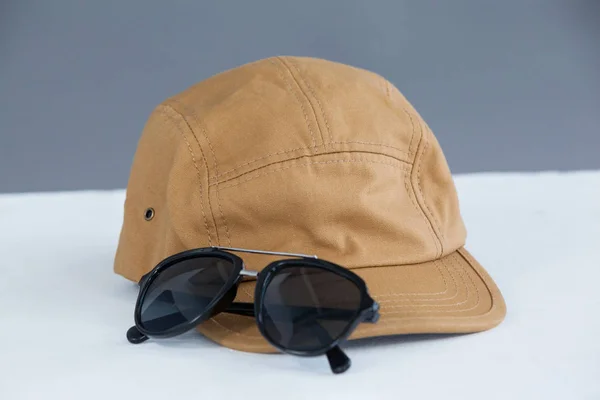 Коричневий шапка з сонцезахисні окуляри — стокове фото