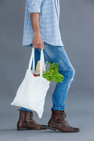 Uomo che trasporta borsa della spesa — Foto Stock