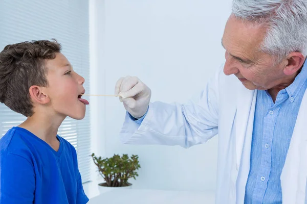 Cirurgião e médico discutindo sobre prancheta — Fotografia de Stock