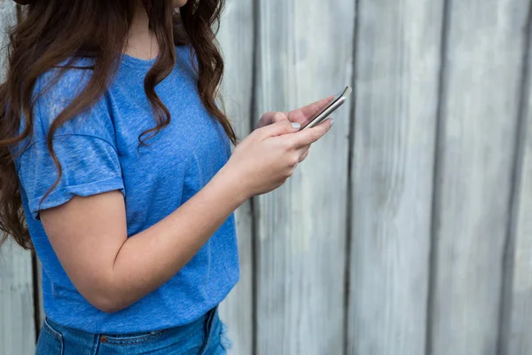 Donna in top blu utilizzando il telefono cellulare — Foto Stock