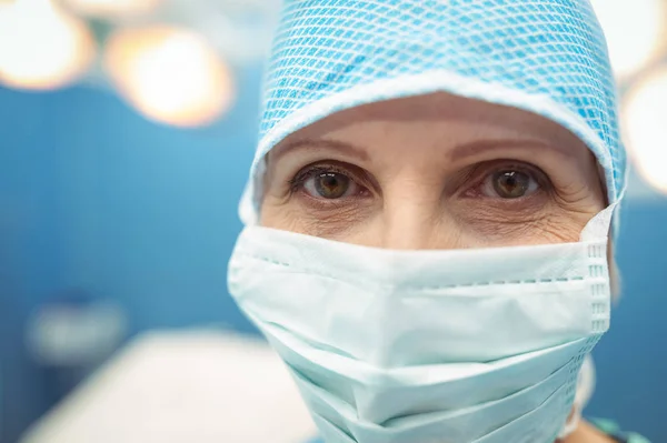 Női sebész viselése sebészeti maszk — Stock Fotó