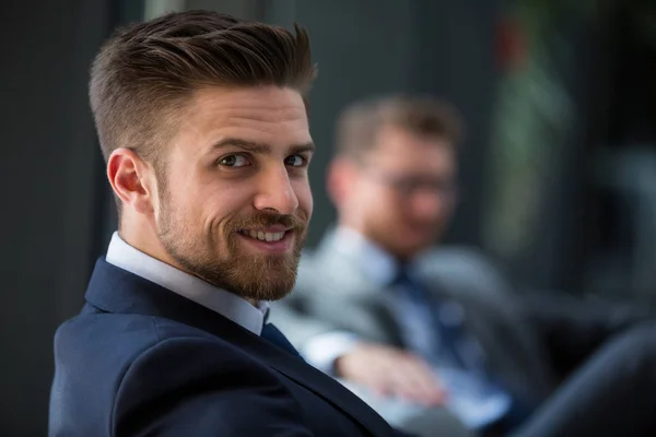Knappe zakenman glimlachen — Stockfoto