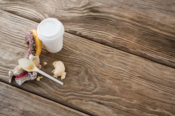 Överblivna ringdiagram och mandelkaka med kaffe — Stockfoto