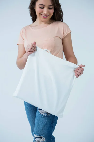 Woman holding shopping bag — Stock Photo, Image