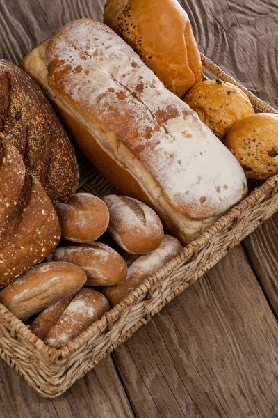 Verschiedene Brotlaibe im Korb — Stockfoto