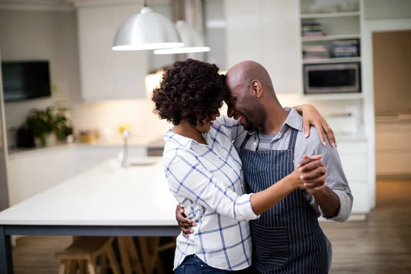 Pareja romántica bailando en la cocina — Foto de Stock