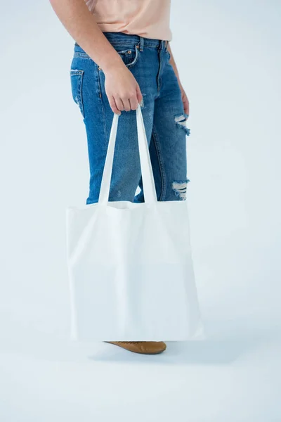 Mujer llevando bolsa de compras —  Fotos de Stock