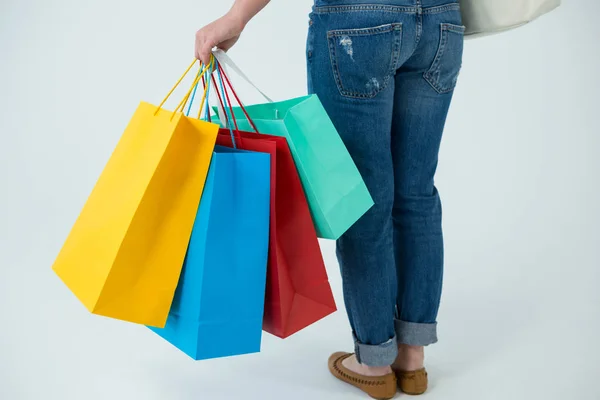 Frau trägt bunte Einkaufstüten — Stockfoto