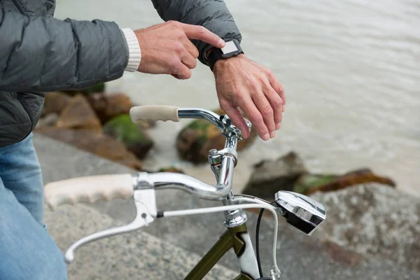 Man wearing smartwatch — Stock Photo, Image