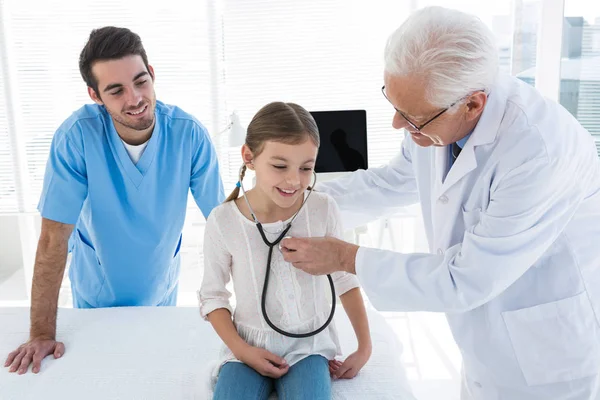 Médico examinando paciente — Fotografia de Stock