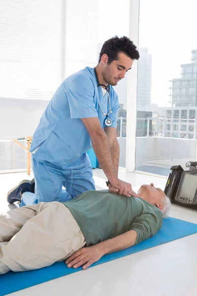 Medico che esegue la rianimazione sul paziente — Foto Stock