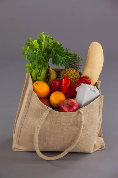 Warzywa i owoce w siatka na zakupy — Zdjęcie stockowe