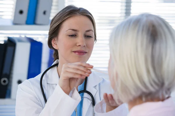 Médico examinando um paciente — Fotografia de Stock