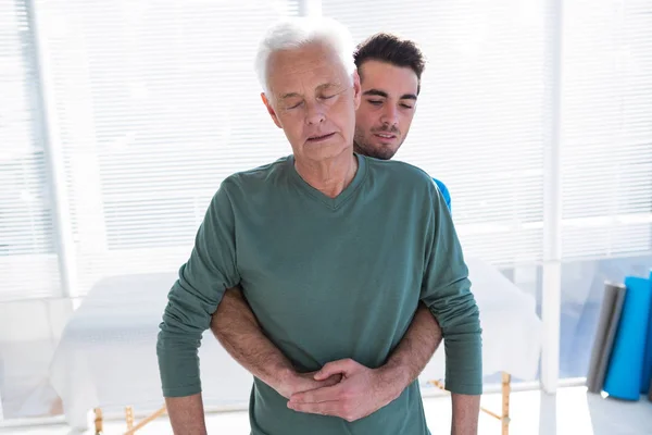 Senior patienten får tillbaka behandling från läkare — Stockfoto