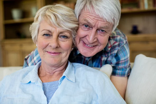 Seniorenpaar umarmt sich — Stockfoto